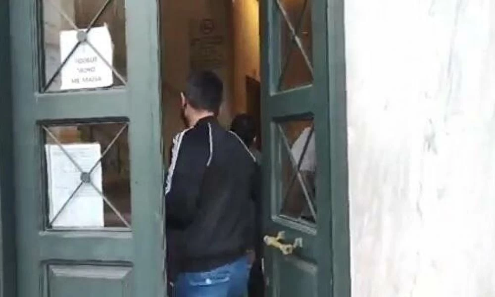 Έγκλημα στο Αιγάλεω: Στον ανακριτή o 20χρονος μητροκτόνος